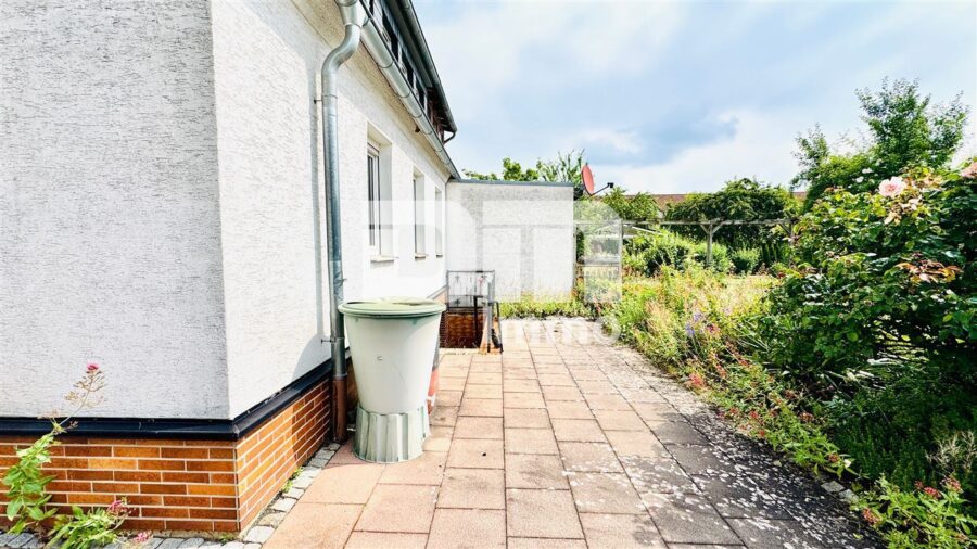 Modernisierte Doppelhaushälfte mit großem Grundstück und vielen Extras - Terrasse / Freisitz 1